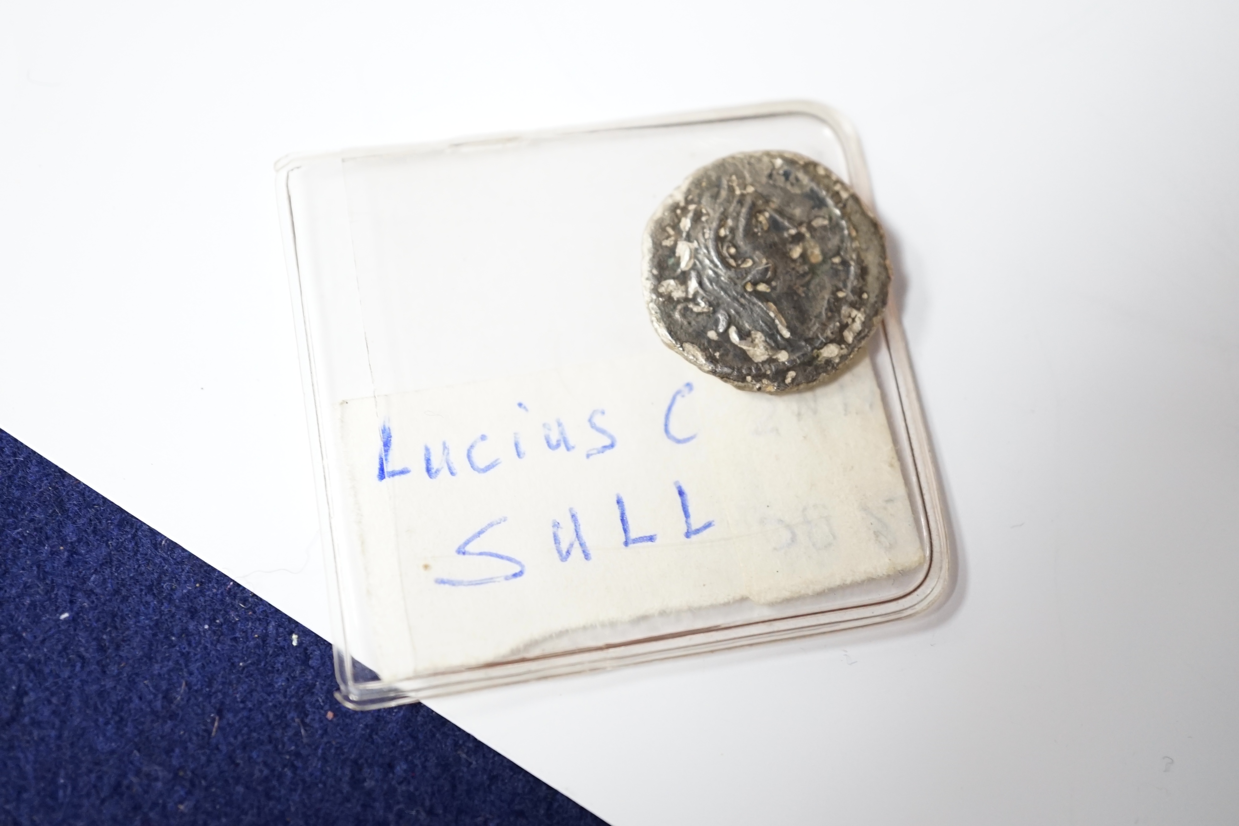 Roman and modern European coinage to include a Lucius Cornelius Sulla denarius, various Roman AE coins, Republic of France, 50 francs 1977 other postwar coinage and some replica coins